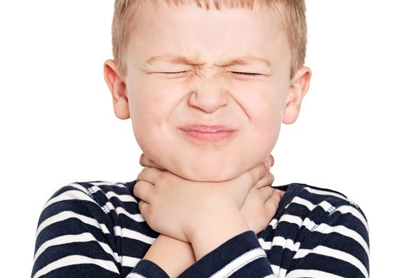 Viêm amidan khiến trẻ đau họng, vướng họng, khó chịu